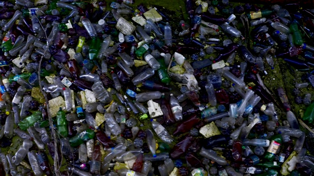 环境污染-水中的塑料瓶视频下载