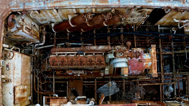 废弃的旧驳船发动机舱视频素材