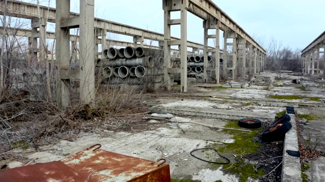 有混凝土管道和结构的废弃工厂视频素材