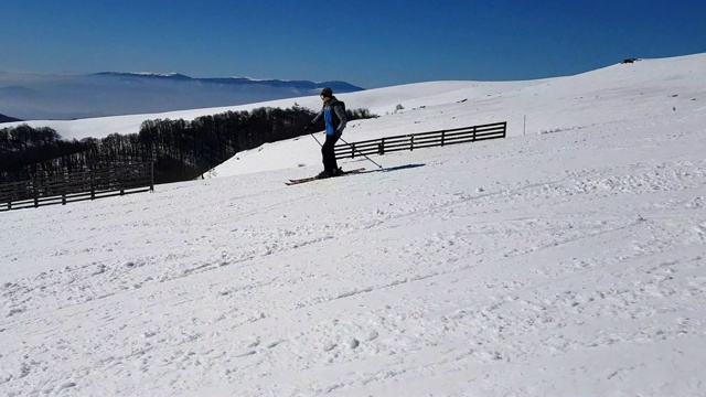 从山上滑下雪粉视频下载