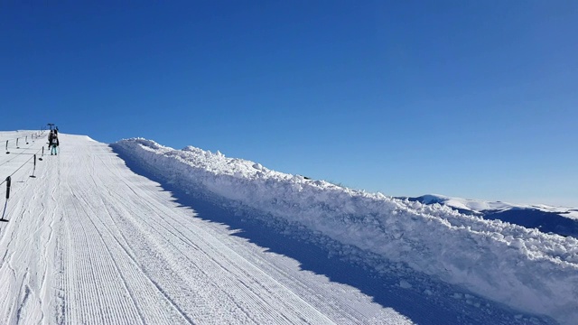 乘坐滑雪缆车的男人视频素材
