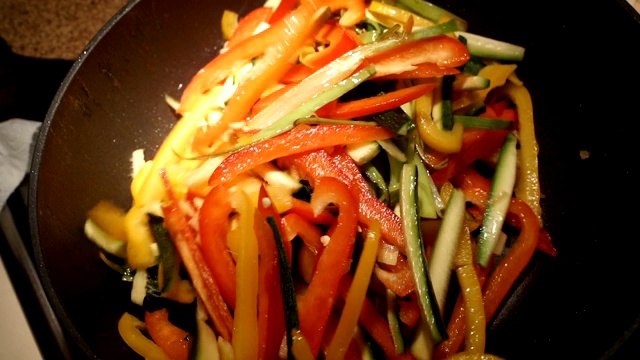 中餐:健康可口的菜，有蔬菜和鸡肉视频素材