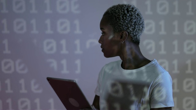 美国黑人女程序员前面的编码投影视频素材