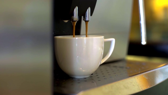 咖啡机正在煮热的新鲜咖啡。视频下载