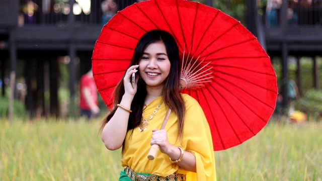 泰国妇女穿着传统风格拿手机视频下载