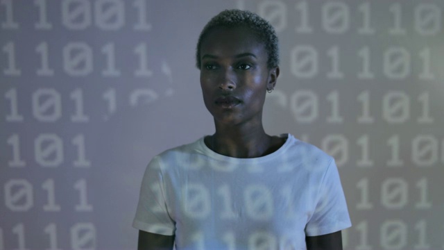 女程序员的肖像在投影前视频素材