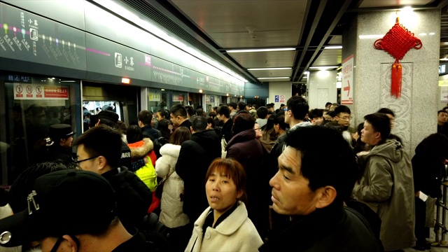中国陕西西安地铁站里的人群视频素材