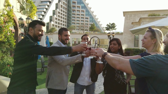 一群朋友在迪拜的屋顶餐厅庆祝周末视频下载