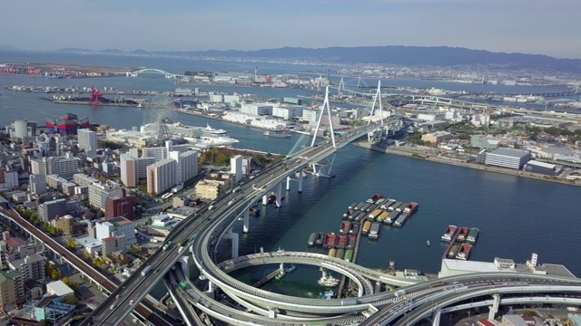 日本关西大阪市大阪市高速公路和立交桥鸟瞰图视频下载