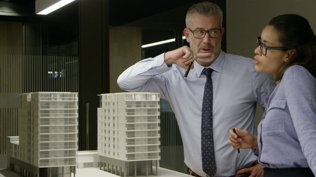 建筑师在办公室检查模型建筑视频下载