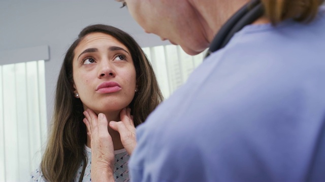 高级护士检查年轻患者颈部有无淋巴结肿大视频下载