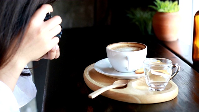 人们在咖啡馆放松的生活方式视频素材