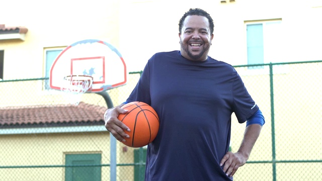成熟的非裔美国人在户外篮球场上视频素材