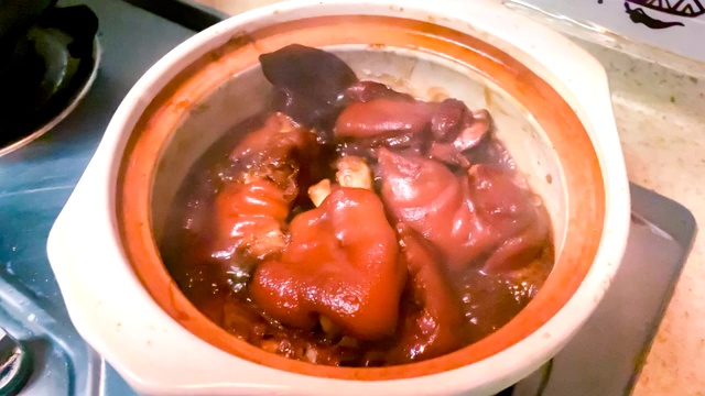 4K中国传统食物-猪蹄红烧锅视频素材