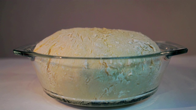 面包覆盖面粉的时间间隔2小时打样。面团，在批量发酵中静置和发酵。Dough-rise。视频素材