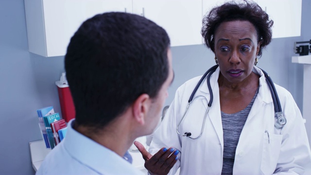 非洲高级医生使用便携式平板电脑记录病人的健康状况视频素材