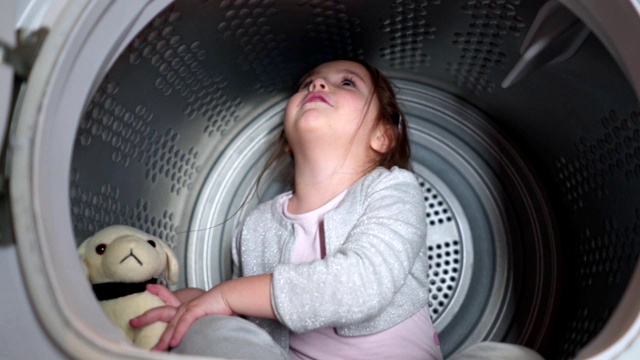 小女孩在洗衣机里玩视频下载