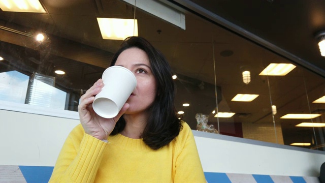 女人喝咖啡视频下载