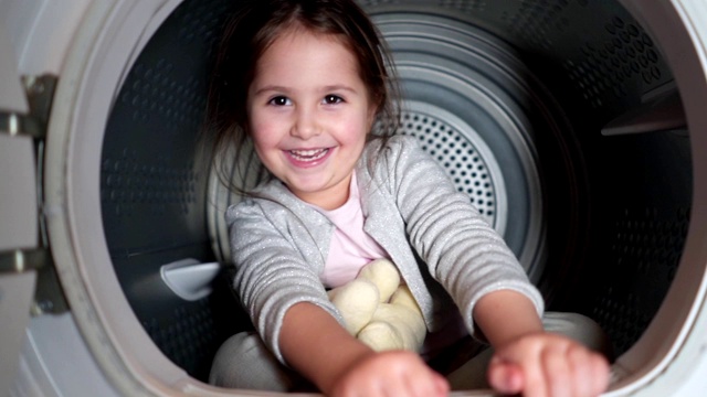 一个在洗衣机里玩的小女孩视频下载