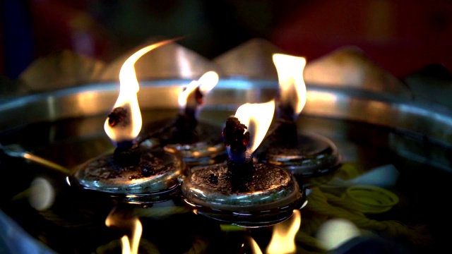慢镜头泰国寺庙里的火焰油灯。视频素材