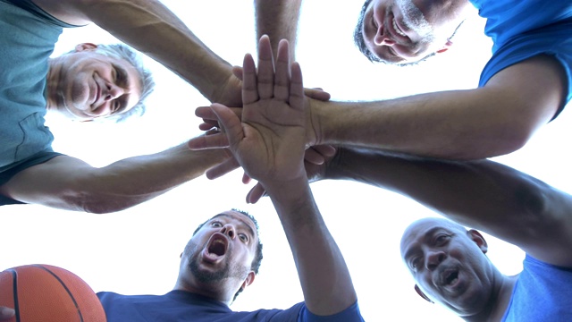多民族男子打篮球，挤在一起视频下载