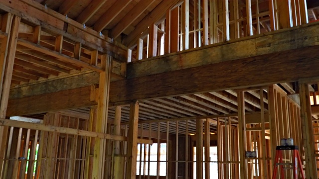 新居建筑室内木结构和梁结构视频下载