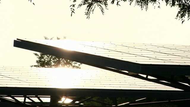 太阳能电池板。日出。视频下载