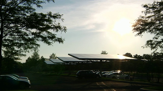 停车场的太阳能电池板。视频下载