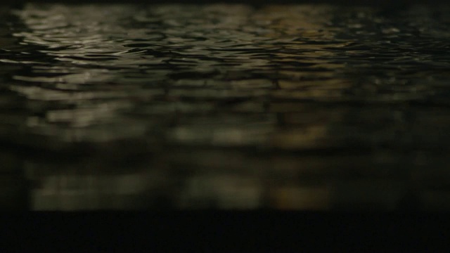 平水是夜间的一个水景视频素材