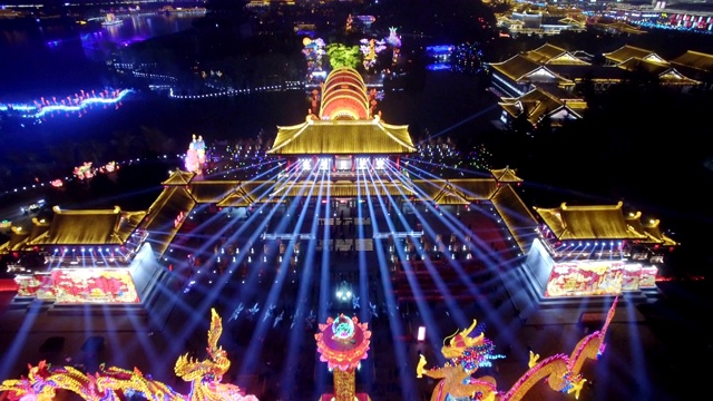 中国陕西西安，唐天堂城庆祝春节灯光表演鸟瞰图视频素材