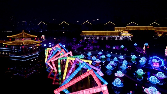中国陕西西安，唐天堂城庆祝春节灯光表演鸟瞰图视频素材