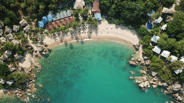 在泰国苏梅岛的珊瑚湾海滩上视频下载