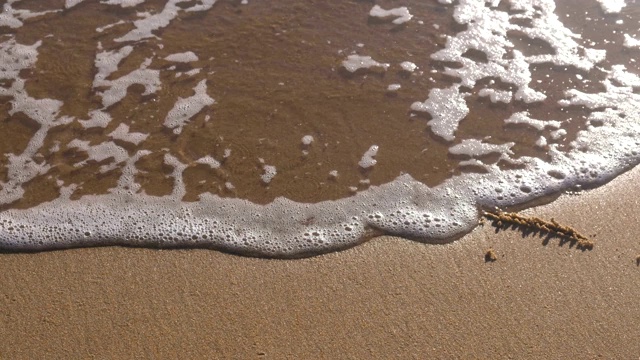 爱写在海沙上。海浪冲掉了碑文。视频下载