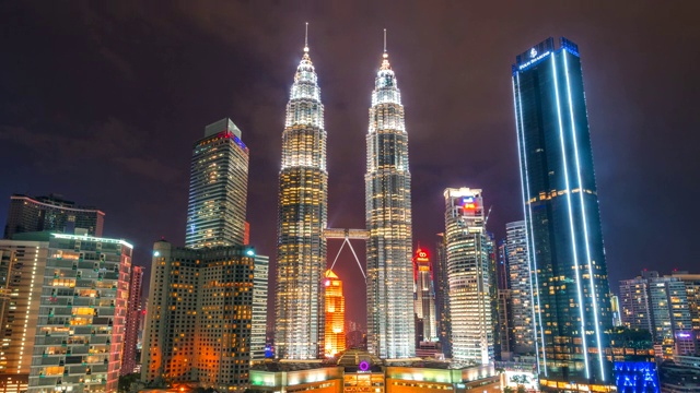 4K时间从白天到夜晚，吉隆坡天际线和马来西亚双子星塔的日落场景视频下载