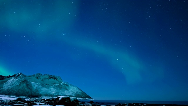 挪威北部Senja岛上空的北极光时间流逝视频素材