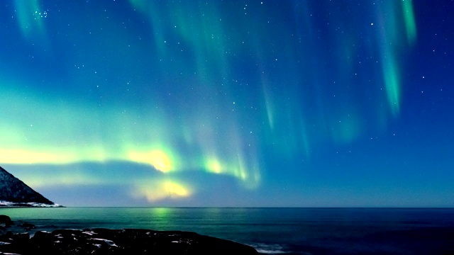 挪威北部Senja岛上空的北极光时间流逝视频下载