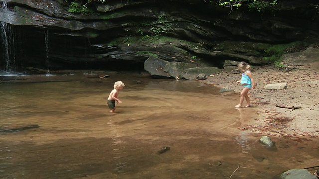 在小溪里玩耍的孩子们视频素材