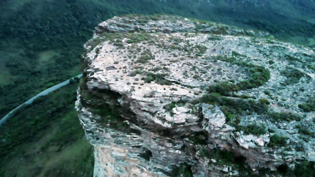 航拍:巴西Chapada风景秀丽的高原下郁郁葱葱的绿色山谷视频下载