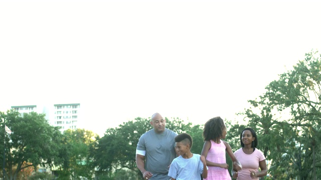 跨种族家庭一起在公园锻炼视频素材