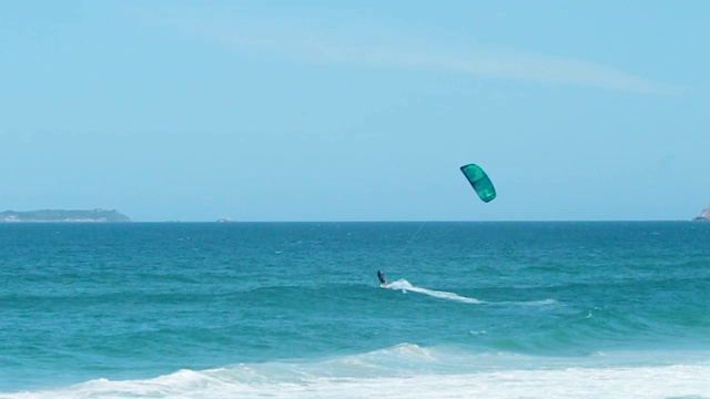 巴西弗洛里安波利斯的男子风筝冲浪。视频下载