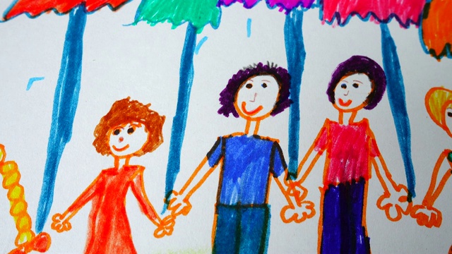 大家庭撑着雨伞，在雨中画画。视频下载