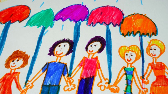 大家庭撑着雨伞，在雨中画画。视频下载