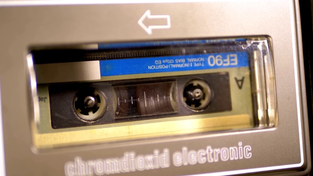 老式磁带在磁带录音机播放和旋转视频下载