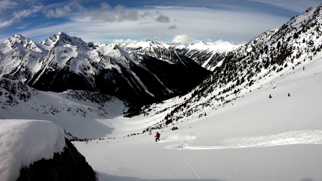 在山上滑雪的视频视频素材