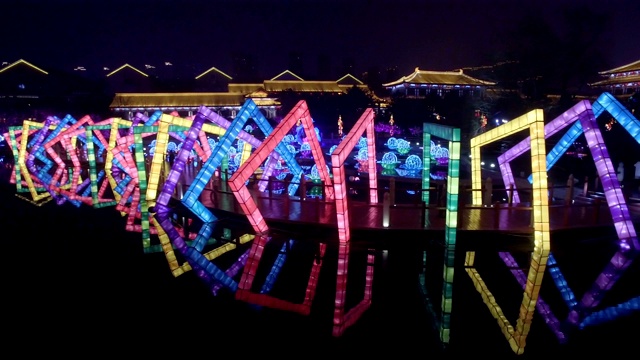 为庆祝中国春节，唐天堂城灯光表演的鸟瞰图/陕西西安，中国视频素材