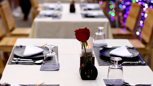 餐桌上，红玫瑰插在花瓶里视频下载