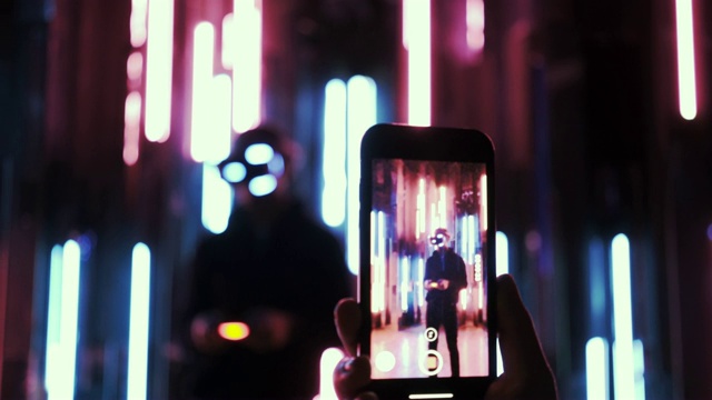 霓虹灯下的智能手机屏幕拍照细节视频下载