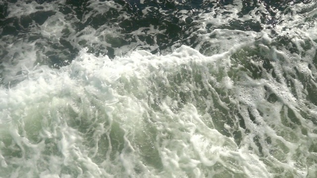 慢动作泡沫波的海水渡口视频素材