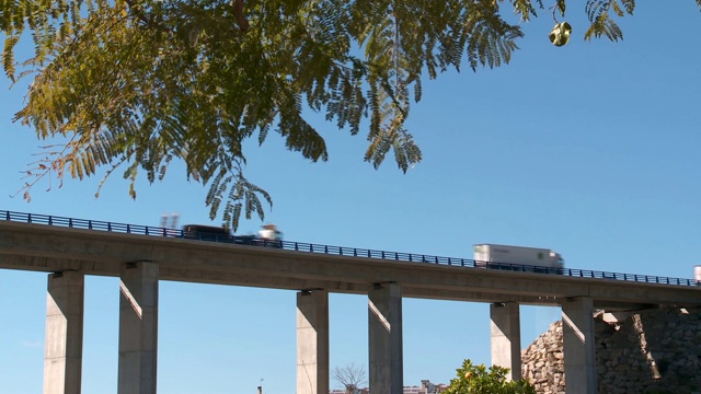 横穿西班牙南部高架桥的交通视频素材