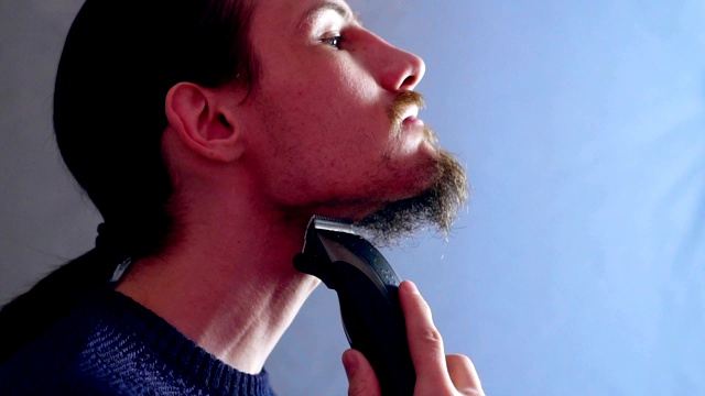 男人剃掉胡子视频下载